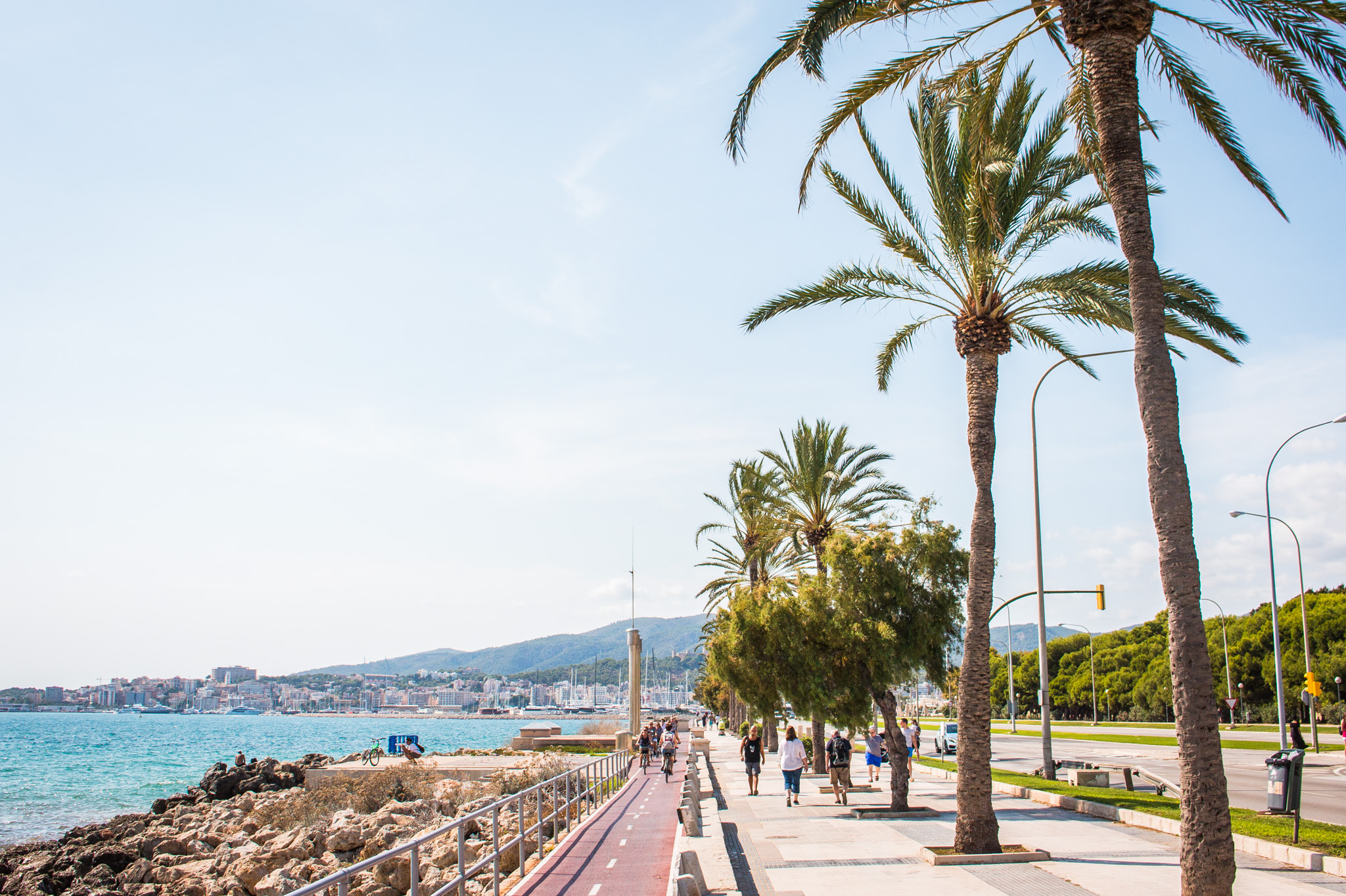 Palmas beach and harbor promenade is located close to the apartment