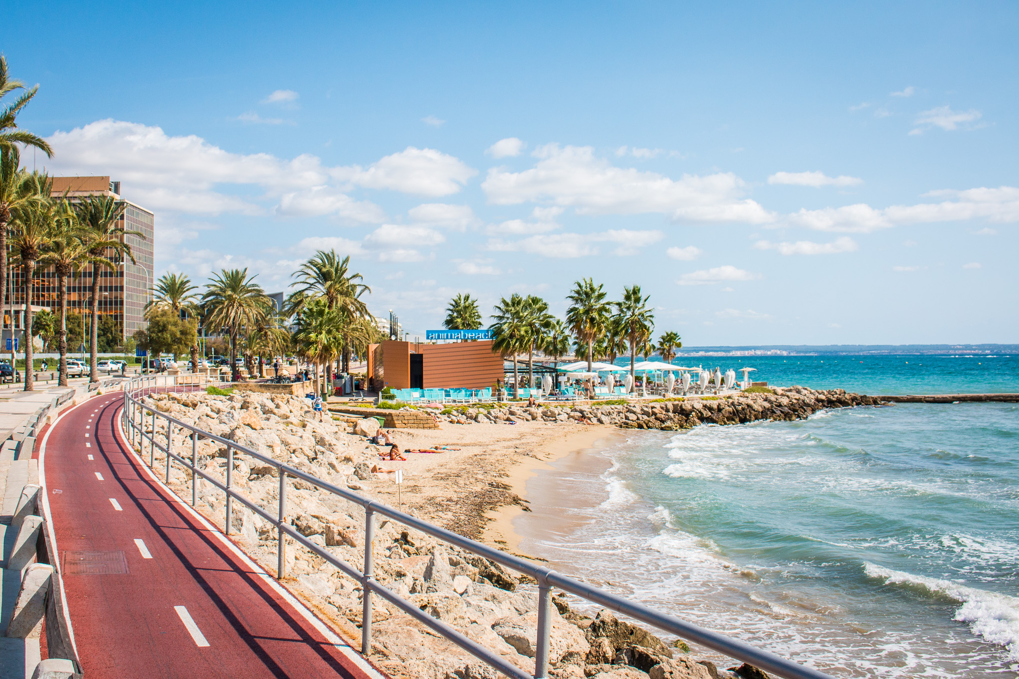 Närheten till havet, stranden och beach clubs är några fördelar med att bo i Palma City Beach. 